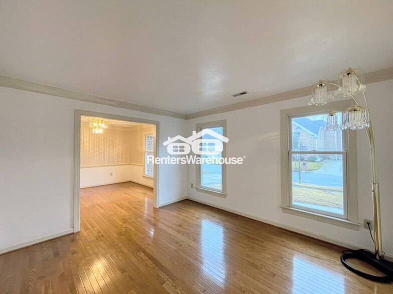 Building Photo - 352 Peace Haven Dr