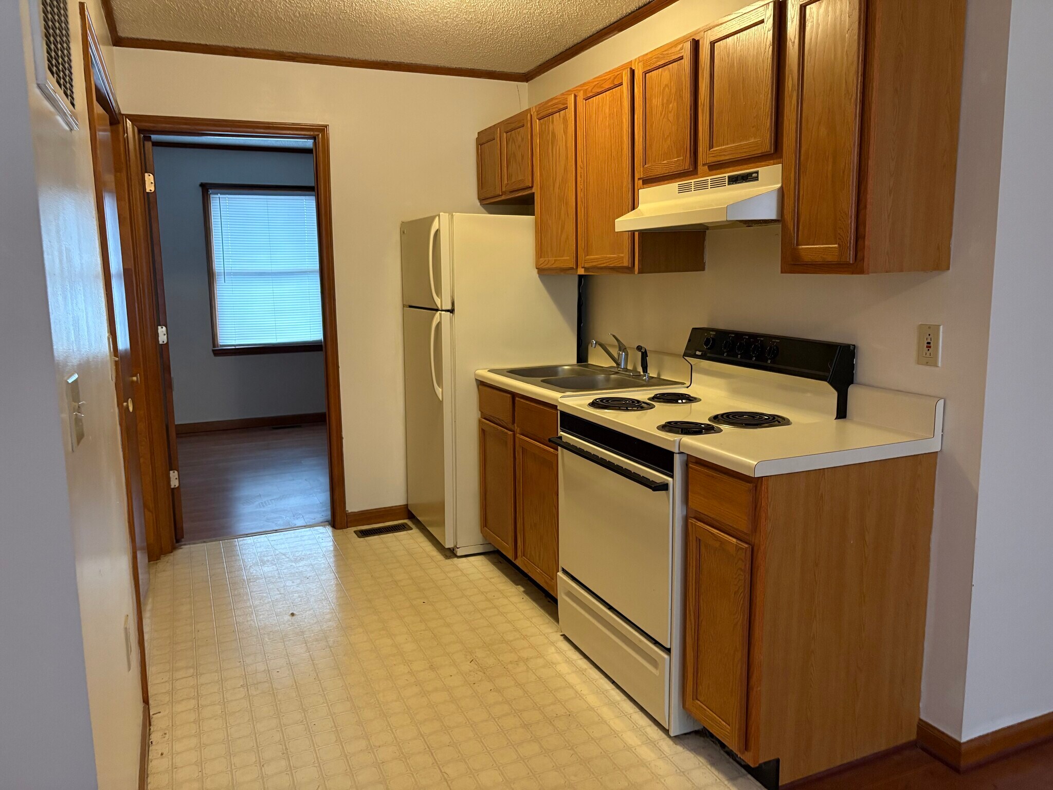 Building Photo - 812 E Maple St