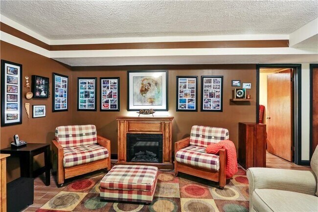 Building Photo - 2138 Carlyle Dr