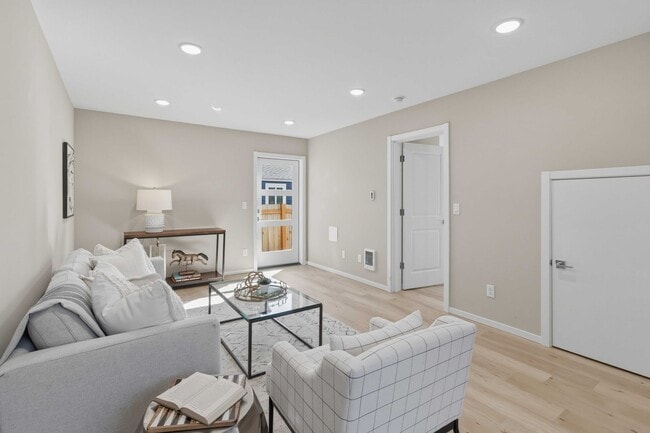 Building Photo - 3Bd/3Ba Seattle Home