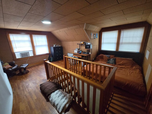 Building Photo - 3 Bedroom with garage and basement