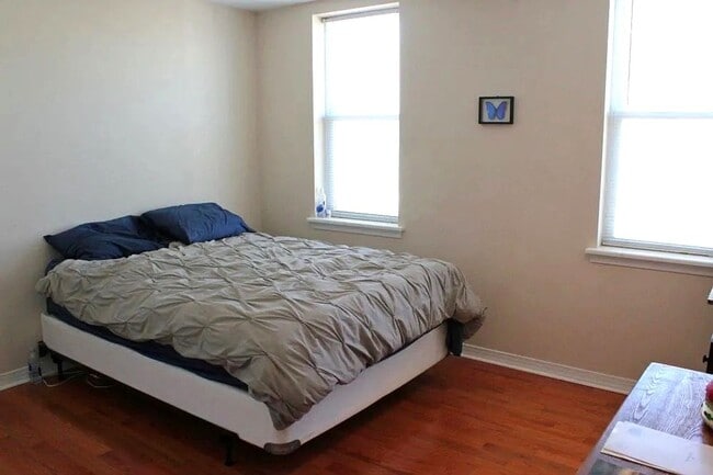 Building Photo - Gorgeous 2-Bedroom Townhome in the Heart o...