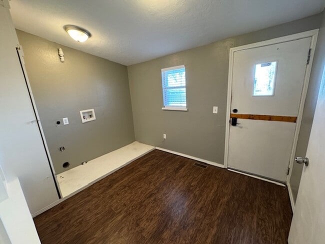Building Photo - 2 bed 2 bath historic remodeled home with an awesome 1bed 1 bath detached apartment! Mesta Park b...