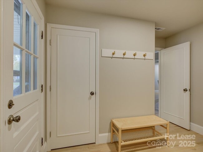 Building Photo - 2016 Wedgedale Dr