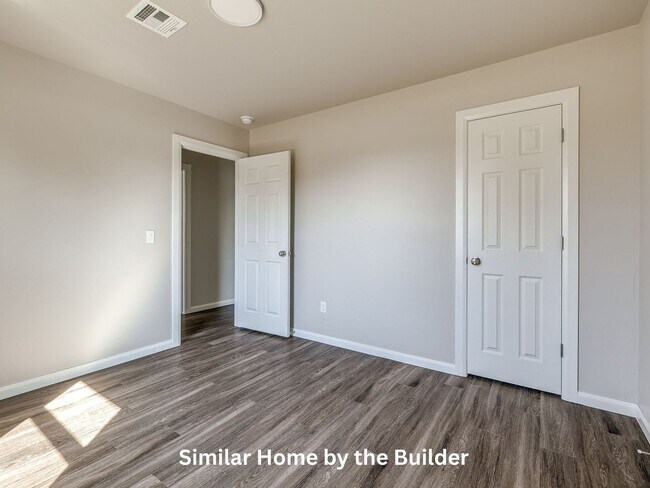 Building Photo - Charming 3-Bed in Yukon - Move-In Ready