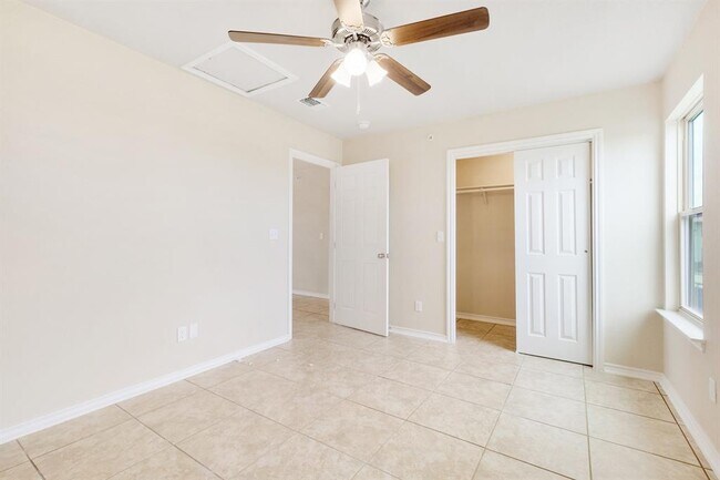 Building Photo - 2200 Creekside Ln