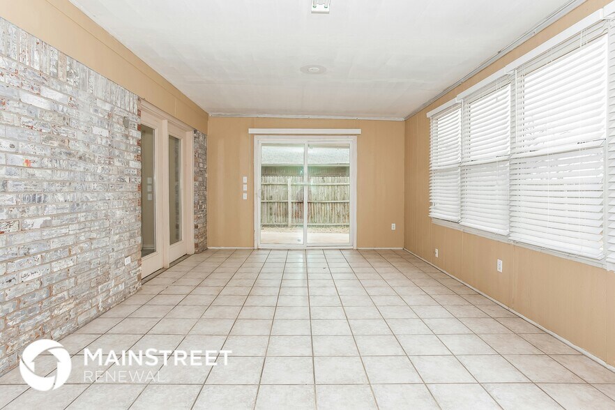 Building Photo - 9313 S Land Ave