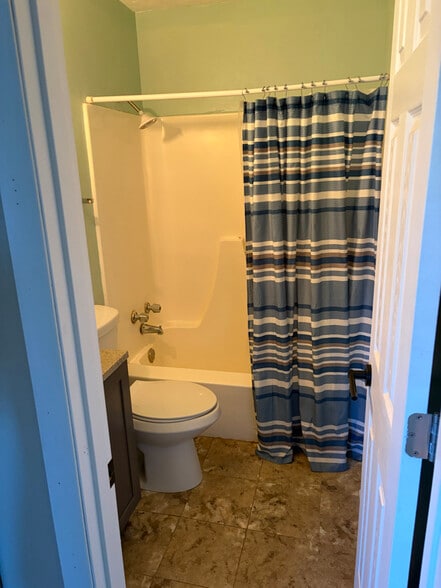 Building Photo - 506 Meadow Ln