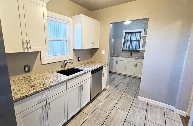 Building Photo - 2305 NW 25th St