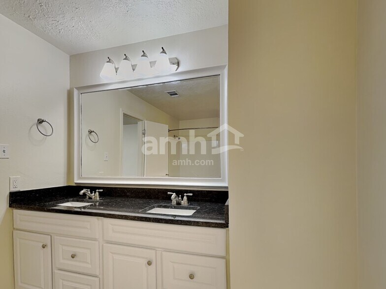 Building Photo - 2738 Springstone Dr