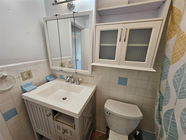 Building Photo - 733 NW 30th Ct