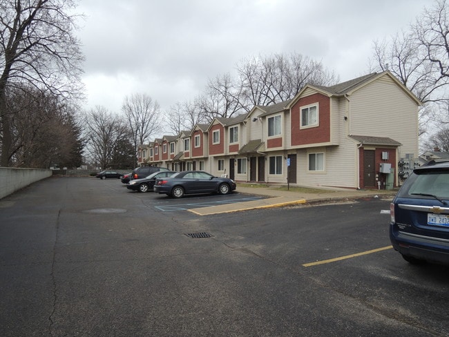 Building Photo - Sharon Estates Apartments