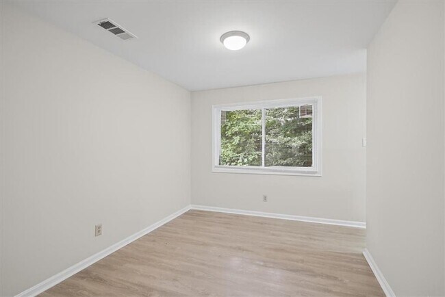 Building Photo - 2430 Coosawattee Dr NE