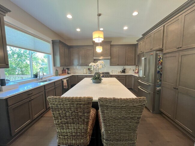 Building Photo - Expansive 4-Bedroom Home with Office, Ente...