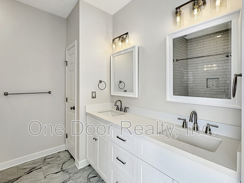 Building Photo - 6268 Chelsea Crescent