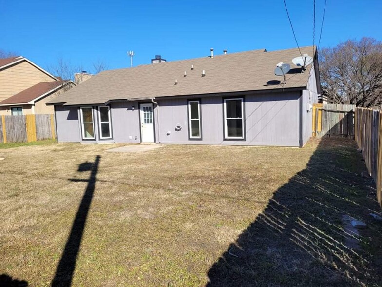 Building Photo - 1608 Bobby Lee Dr