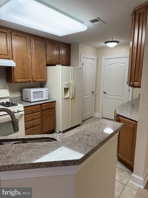 Building Photo - 502 W Broad St