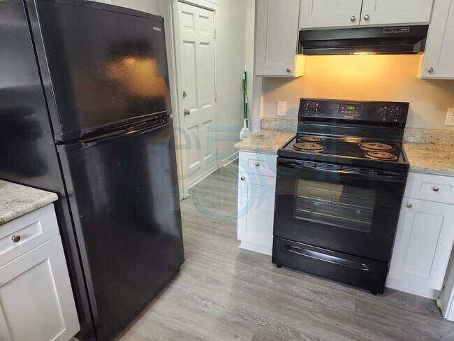 Building Photo - Wonderful Apartment in Hillcrest!