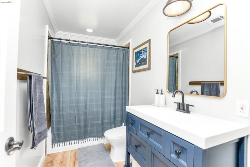 Building Photo - 2419 Erie Dr