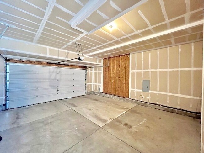 Building Photo - FABULOUS 4 BEDROOM HOME IN EASTVIEW ESTATES!!