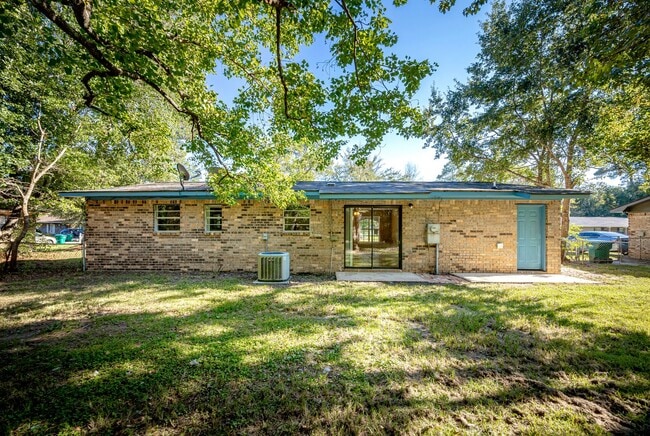 Building Photo - 3 Bedroom 1.5 Bath Home in Gautier!