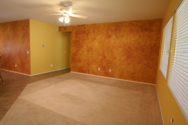 Building Photo - 2 bed w/den, 2 bath, 2 car single story house