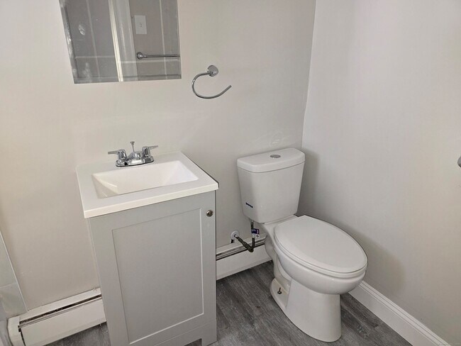 Building Photo - 465 Burritt St