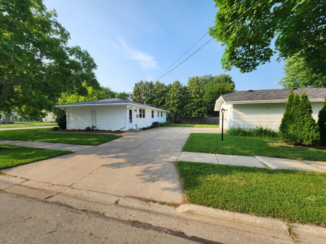 Building Photo - 1027 Cardinal St