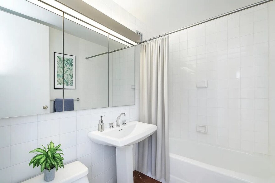 Building Photo - 525 E 72nd St