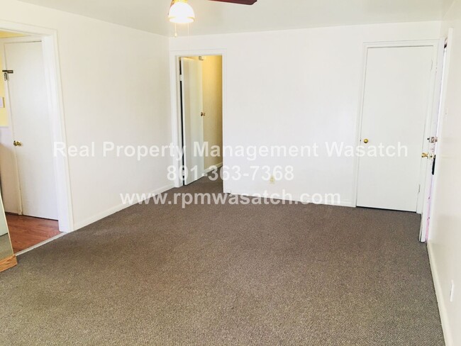 Building Photo - Check out This 2 Bedroom 1 Bathroom Salt L...