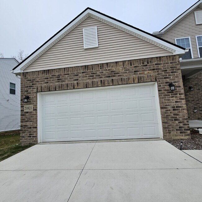 Building Photo - 4 bedroom, 3 full bathrooms, 2 car garage ...