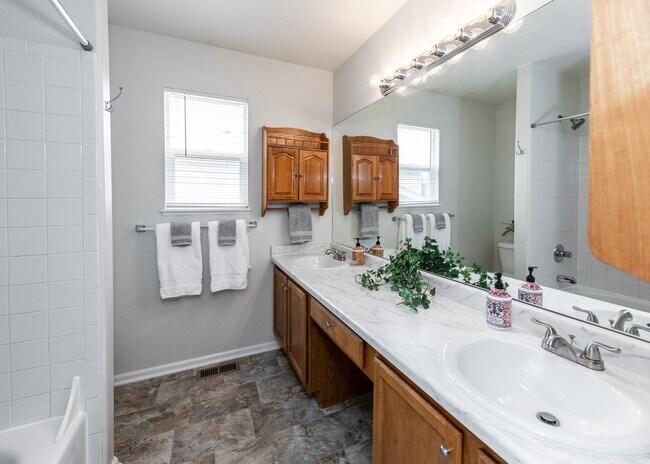 Building Photo - Newly Updated 4 Bed Home Centrally Located