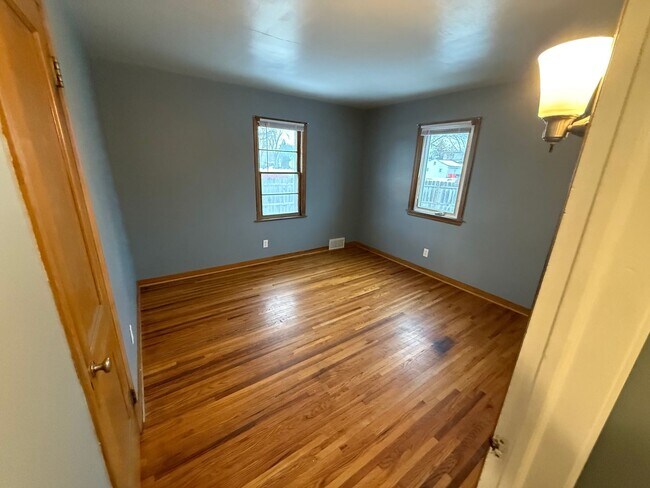 Building Photo - 2 Bed, 1 Bath Single-Family Home Close to Downtown!