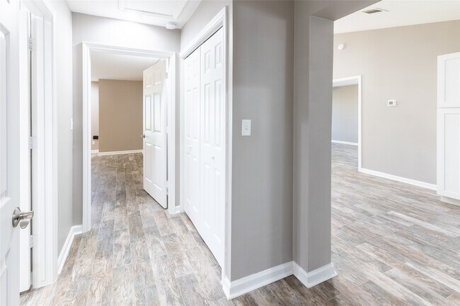 Building Photo - 3435 Balboa Cir