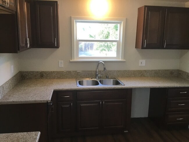 Building Photo - Coming Soon!! Apply NOW!!! Just Renovated!...