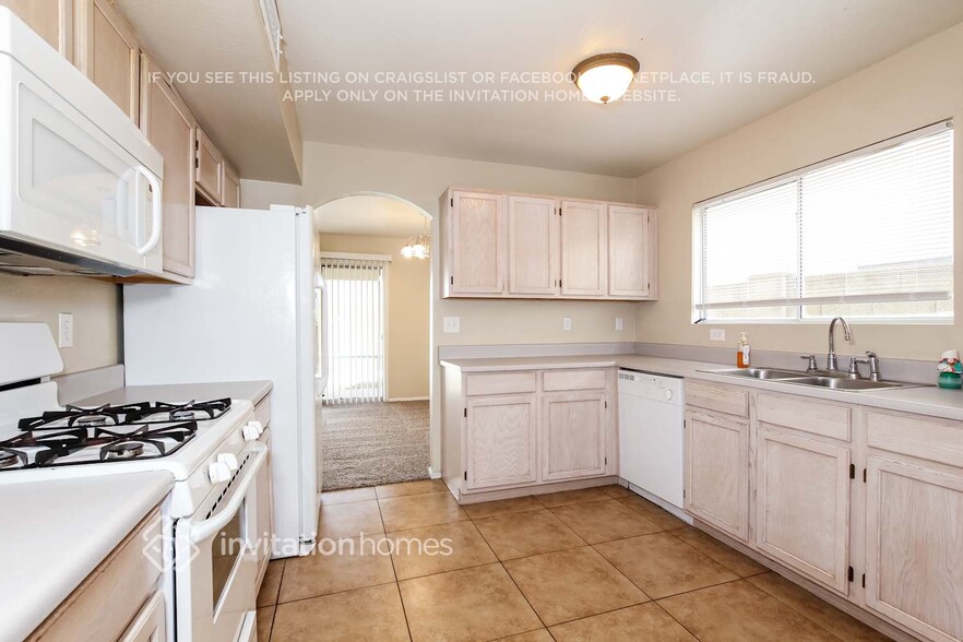 Building Photo - 10483 N 76th Dr