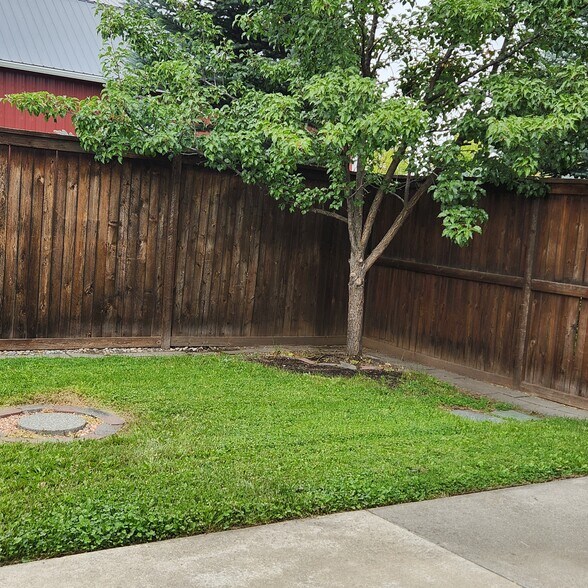 Private back yard with patio, hobby shed, flower beds - 175 E Jeffrey Pine Ln