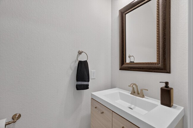 Building Photo - 226 Skybranch Ct
