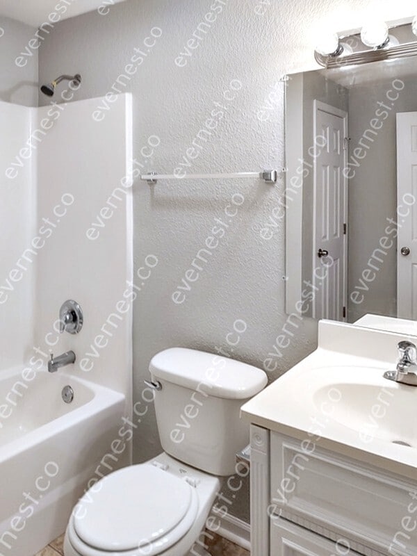 Building Photo - 4900 E 39th St