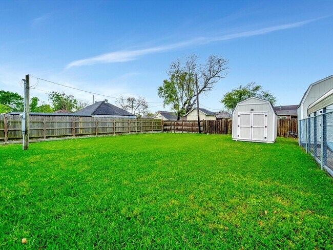 Building Photo - 506 Main St