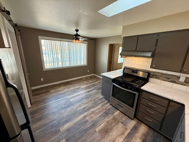 Building Photo - Welcome to this Charming 3 bedroom, 2 bath...