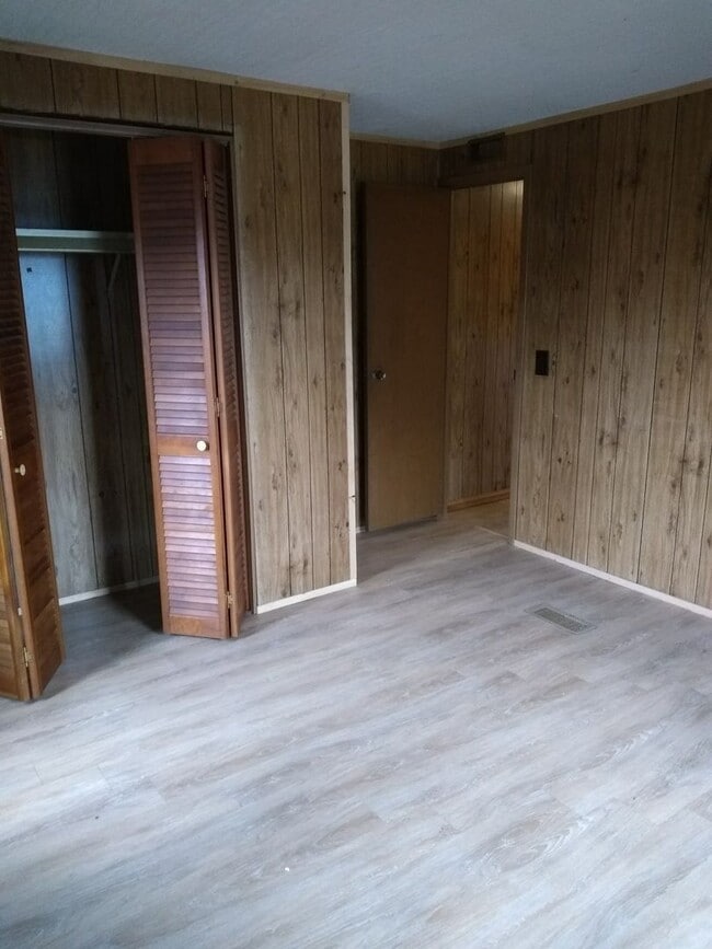 Building Photo - 2bd 1 bath move in ready