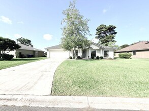 Building Photo - Stylish 4BR Home Minutes from Everything