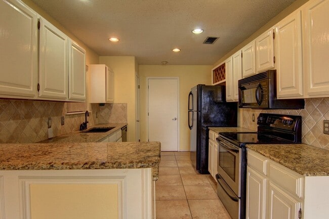 Building Photo - 7125 Laramie Ln