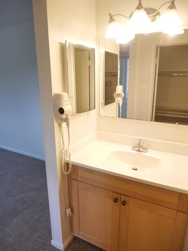 Building Photo - RENT SPECIAL - 1/2 SECOND MONTHS RENT - Charming Condo in Gaithersburg, MD