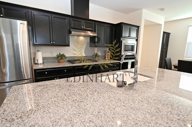 Building Photo - 893 Fir St W