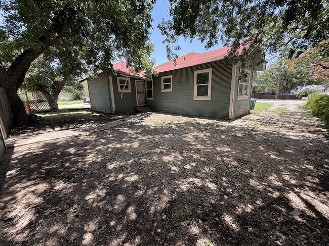 Building Photo - 1425 Quintana Rd