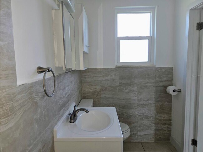 Building Photo - 6931 Hibiscus Ave S