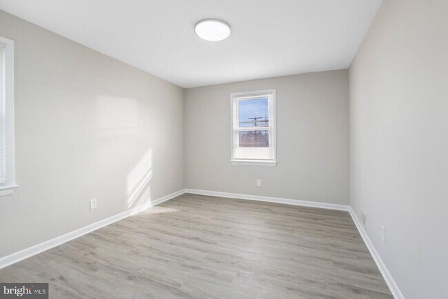 Building Photo - 883 Bellevue St SE