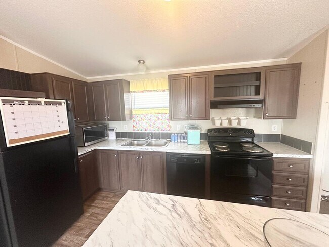 Building Photo - 3 Bedroom 2 Bathroom Ready to Rent